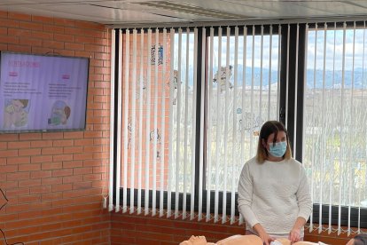 Una enfermera en el taller de primeros auxilios de la Escuela de Padres del servicio de Pediatría de la Gasbi.