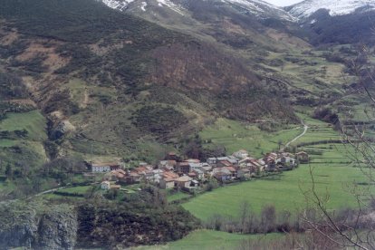 Santa Marina de Valdeón, al pie de la carretera que lleva al puerto de Pandetrave.