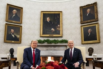 El presidente de los Estados Unidos, Joe Biden, y el presidente electo, Donald Trump, durante su reunión en la Oficina Oval de la Casa Blanca en Washington, DC, EE.UU. EFE/EPA/AL DRAGO / POOL