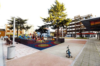 El parque infantil renovado de la plaza de Santa Teresa.