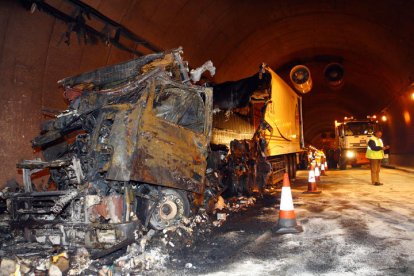 29/04/2008: Dos camiones colisionan y arden en el interior del túnel del Negrón, en la autopista del Huerna, sin víctimas.