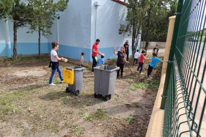 Las familias de La Palomera, durante la limpieza del patio.