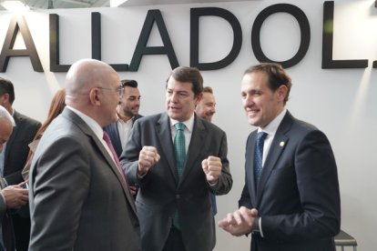 El presidente de la Junta de Castilla y León, Alfonso Fernández Mañueco, visita el expositor de Valladolid durante la inaugura AR-PA Turismo Cultural e Intur.