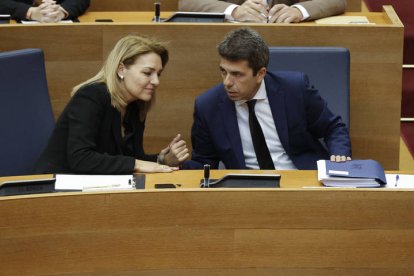 El president de la Generalitat, Carlos Mazón  y la vicepresidenta, Susana Camarero, durante el pleno de este viernes en el que Mazón r