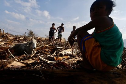 Santa Ana (Philippines), 15/11/2024.- Filipino villagers watch livestock trapped amongst logs and debris caused by Typhoon Usagi in the coastal municipality of Santa Ana, Cagayan province, Philippines, 15 November 2024. Typhoon Usagi, the fifth major typhoon to hit the Philippines, brought more damaged after the onslaught of Typhoons Toraji, Trami, Yinxing and Kong-rey. (Filipinas) EFE/EPA/FRANCIS R. MALASIG