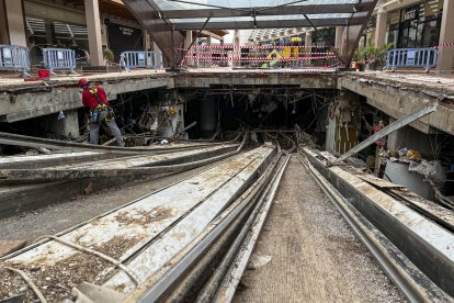 Fuera del foco mediático inicial ante la posibilidad de que en sus aparcamientos aparecieran centenares de los desaparecidos por la dana y comprobado que no albergaba ningún fallecido, el centro comercial Bonaire, uno de los más grandes de España, afronta una colosal labor para lograr su reapertura. EFE/Roberto Ruiz