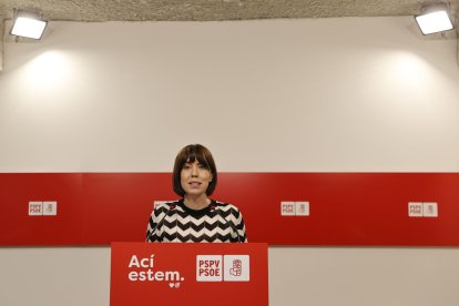 La secretaria general del PSPV-PSOE, la ministra Diana Morant, atiende a los medios de comunicación para valorar la situación política de la Comunitat Valenciana tras la comparecencia parlamentaria del viernes del president de la Generalitat, Carlos Mazón, para tratar sobre la gestión de la dana del 29 de octubre. EFE/Manuel Bruque