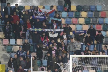 La afición de la Deportiva vibró con su equipo en Lasesarre.