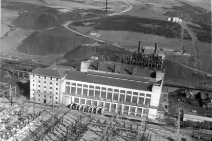 Vista de la construcción de Compostilla I, la primera térmica de Endesa en Ponferrada.