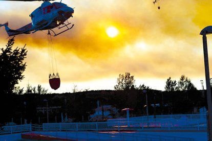 Un helicóptero traslada agua para sofocar un incendio en El Bierzo el pasado septiembre.