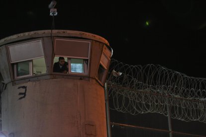 Imagen de archivo de una torre de guardia de la prisión militar de Ofer, en Cisjordania.  EFE/ATEF SAFADI