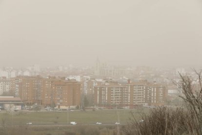 Vista de León en un episodio anterior de untrusión de partículas de polvo procedentes de África.