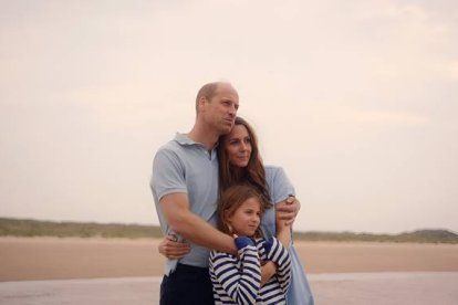 Los príncipes de Gales y su hija Charlotte posan en Holkham Bay, en la costa de Norfolk, al este de Inglaterra.