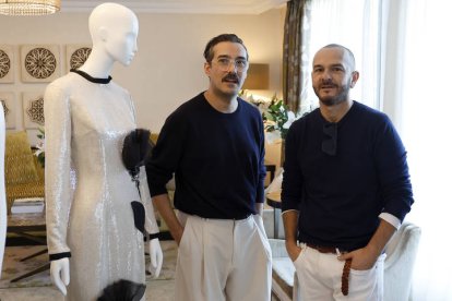 Los diseñadores de la firma The 2nd Skin Co., Juan Carlos Fernández (d) y Antonio Burillo (i), durante la presentación de su próxima colección primavera-verano.