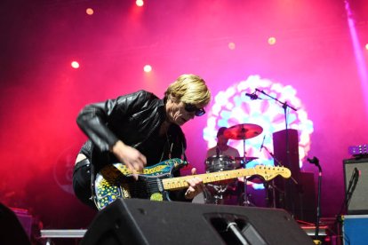 El líder del grupo británico Kula Shaker, Crispian Mills, durante el concierto de 2023 en el Purple Weekend.