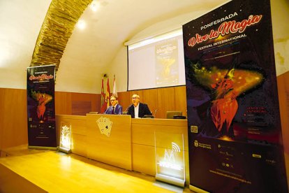 Juan Mayoral, director artístico, y el edil Carlos Cortina, ayer en el Museo de la Radio.