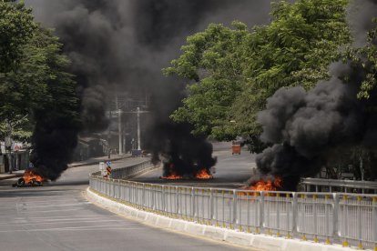 Una fotografía de archivo de unos neumáticos ardiendo en una protesta tras el golpe de Estado de 2021 en Birmania (Myanmar). EFE/EPA/STRINGER ATTENTION: This Image is part of a PHOTO SET[ATTENTION: This Image is part of a PHOTO SET]