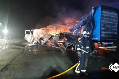 Los bomberos el incendio de un camión en el puerto de Pajares.