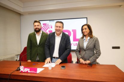 El portavoz de UPL en las Cortes de Castilla y León, Luis Mariano Santos (c), junto a la procuradora, Alicia Gallego, y al procurador berciano, José Ramón García.