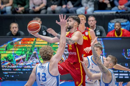 El alero de España Santi Yusta (c) entra a canasta durante el partido Eslovaquia-España de clasificación para el Eurobasket 2025 disputado este viernes en Bratislava. EFE/FEB