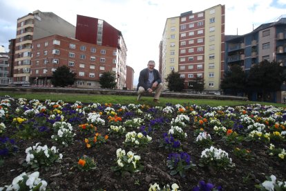 El concejal del área de Medio Ambiente, Carlos Fernández, en la glorieta de Luis del Olmo.