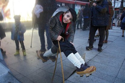 La capital leonesa acoge una madreñada por el centro de la ciudad.