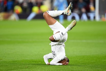 El jugador del Real Madrid Kylian Mbappe cae sobre el terreno de juego durante el partido de la quinta jornada de la UEFA Champions League entre Liverpool y Real Madrid en Liverpool, Reino Unido. EFE/EPA/PETER POWELL