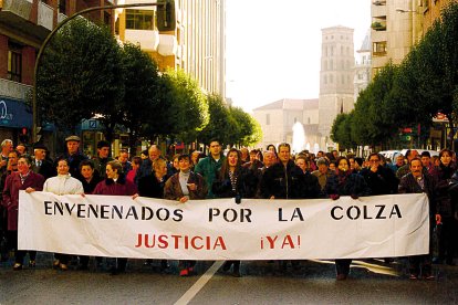 Imagen de archivo de una manifestación por las calles de León de afectados por el aceite desnaturalizado de colza.