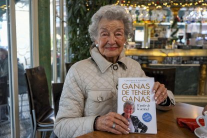 Conchita de Fuentes, una madrileña de 91 años que tiene más de 130 mil seguidores en Instagram, donde anima a los más mayores a levantarse del sofá y vivir y que, además, acaba de escribir el libro Ganas de tener ganas, posa en una foto para EFE en Granada, donde reside actualmente. EFE/ María Alonso