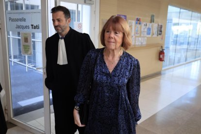 La ciudadana francesa Gisele Pelicot llegando al juicio por la violación que sufrió por decenas de desconocidos después de ser drogada por su propio marido. (Francia) EFE/EPA/GUILLAUME HORCAJUELO