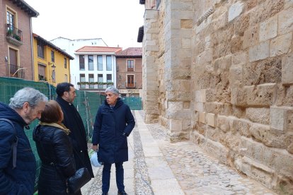 Finalización de la restauración de la fachada sur de la Iglesia del Mercado de León y que ha visitado el delegado territorial.