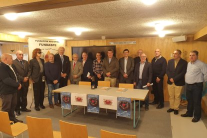 Foto de familia con las personas premiadas y miembros de Fundaspe.