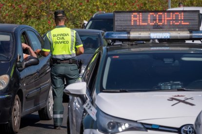 Imagen de archivo de agentes de la Guardia Civil de Tráfico realizando pruebas de alcoholemia durante un control en Aljaraque (Huelva). EFE/ Julián Pérez