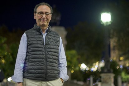 El investigador José Cabello Núñez, archivero de La Puebla de Cazalla (Sevilla), durante la entrevista con EFE tras haber hallado en un archivo de Sevilla 27 documentos relativos a la vida de Cervantes. EFE/ Raúl Caro