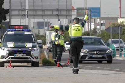 Una patrulla de la Guardia Civil de Tráfico realiza un control en una campaña de la DGT en una imagen de archivo. EFE/Manuel Bruque