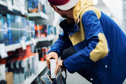Imagen representativa de la acción de un ladrón en una tienda.