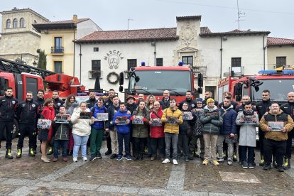 Presentación del calendario solidario de los Bomberos de León