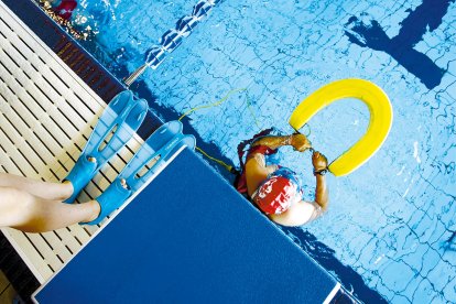 Usuarios en la piscina de La Palomera.