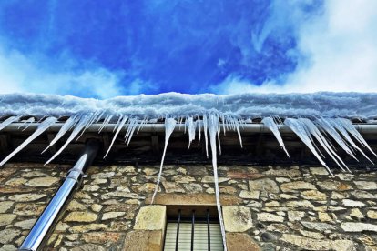 Una casa con hielo en un frío día de invierno.