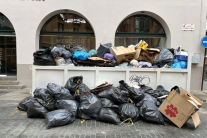 Acumulación de bolsas de basura tras el fin de semana en el entorno del Mercado del Conde Luna.