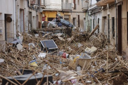 Imagen de archivo de los escombros acumulados en una calle de Paiporta (Valencia) el 30 de octubre de 2024, un día después de la dana. EFE/ Manu Bruque