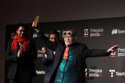 El dramaturgo y poeta Fernando Arrabal recibe el Premio Zenda de Honor durante la entrega de los Premios Zenda, este martes en la Real Fábrica de Tapices, en Madrid.
