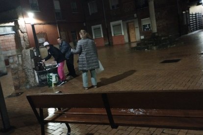 Varios vecinos acuden a un caño a recoger agua en Puente Castro tras el reventón.