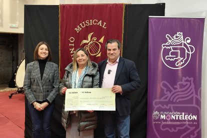 Entrega simbólica del cheque con la recaudación íntegra del Festival