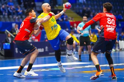 Fornebu (Noruega), 26/01/2025.- El brasileño Gustavo Rodrigues (c), en acción durante el partido del Campeonato del Mundo de Balonmano que disputaron España y Brasil en Fornebu, Noruega. EFE/Beate Oma Dahle