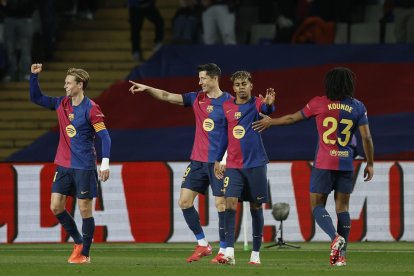 El delantero del FC Barcelona Robert Lewandowski (2i) celebra su gol durante el partido de la jornada 21 de LaLiga entre el FC Barcelona y el Valencia CF, este domingo en el Estadi Olímpic Lluís Companys. EFE/ Alberto Estévez