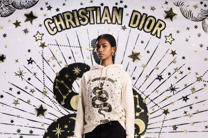 El año nuevo lunar chino comienza este miércoles con la serpiente como protagonista, un símbolo de reflexión, desarrollo y renovación que ha inspirado atractivos diseños de firmas como Gucci, Todd's, Dior o Burberry que utilizan como icono de sus prendas y complementos a este reptil sinuoso, escurridizo y a veces letal. Foto cedida por Dior