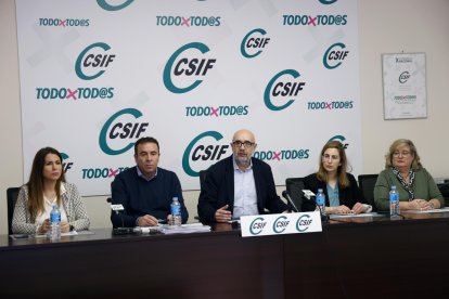 El presidente de CSIF, Miguel Borra (c), informa sobre la decisión del Consejo Sindical en relación a la convocatoria de una jornada de huelga y otras medidas de presión, ante la incertidumbre con Muface, este martes en Madrid.-EFE/ Blanca Millez