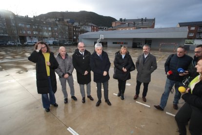 El delegado de la Junta, Eduardo Diego, junto con el alcalde, Marco Morala, varios concejales y eldirector del colegio de Flores del Sil.