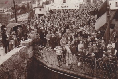 Manifestación en favor de Azaña, el 17 de septiembre de 1932 en Villafranca, con ‘La Preferida’ a la derecha.